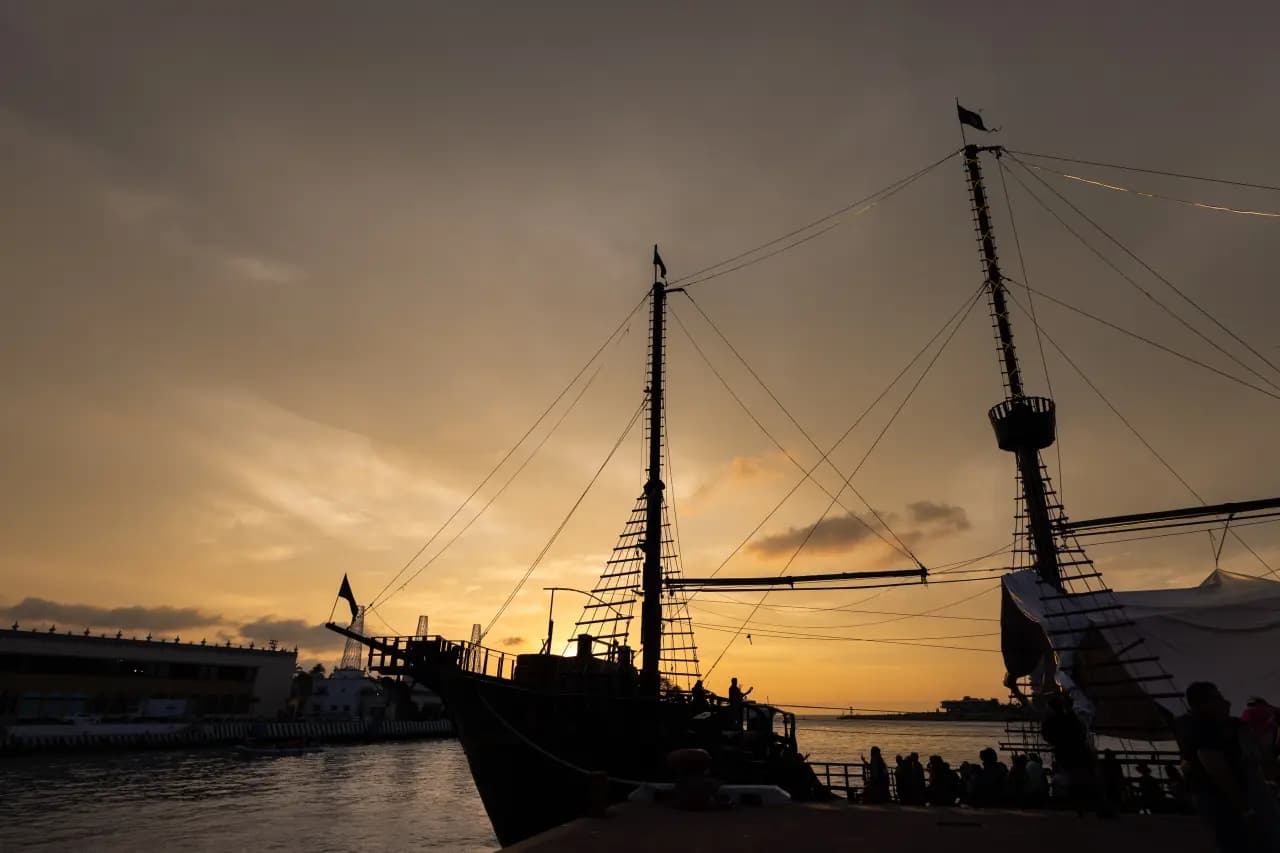 Piratas de la Bahía: galleon, dinner and fireworks at sunset