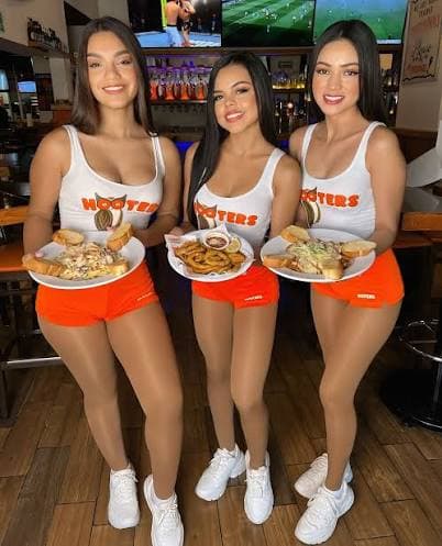 Hooters Plaza La Isla