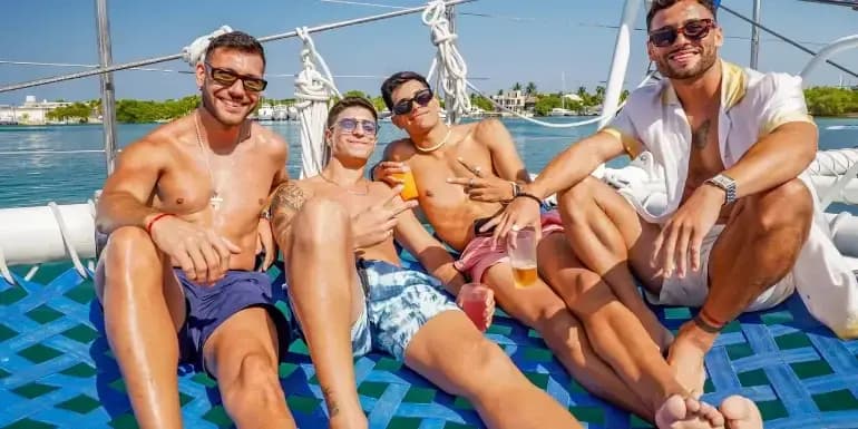 Fiesta en catamarán a Isla Mujeres