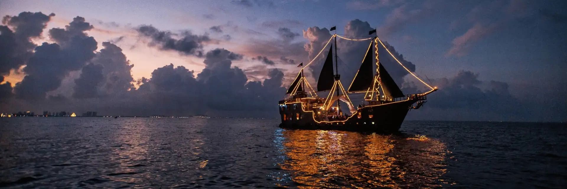 Piratas de la Bahía: galleon, dinner and fireworks at sunset